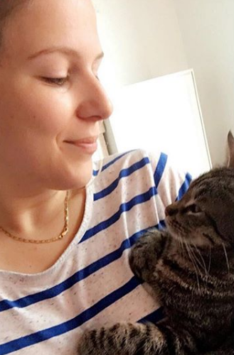 Пруденс со своим питомцем, фото из инстаграмма художницы