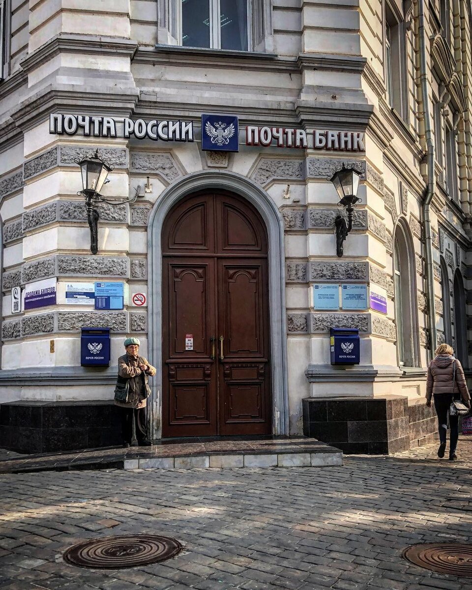 Запоминайте приметы: бабуля в очочках, зеленом берете поверх рыжих волос, жилете с крупными карманами поверх куртки. Это не обычная бабушка. Местные поговаривают, что это валютчица со стажем. Только бабушка обменивает деньги по своему, выгодному только ей, курсу. Историю о том, как "зеленый берет" чуть не обманул иностранных студентов опубликовала у себя в Инстаграме Ксения Докукина.