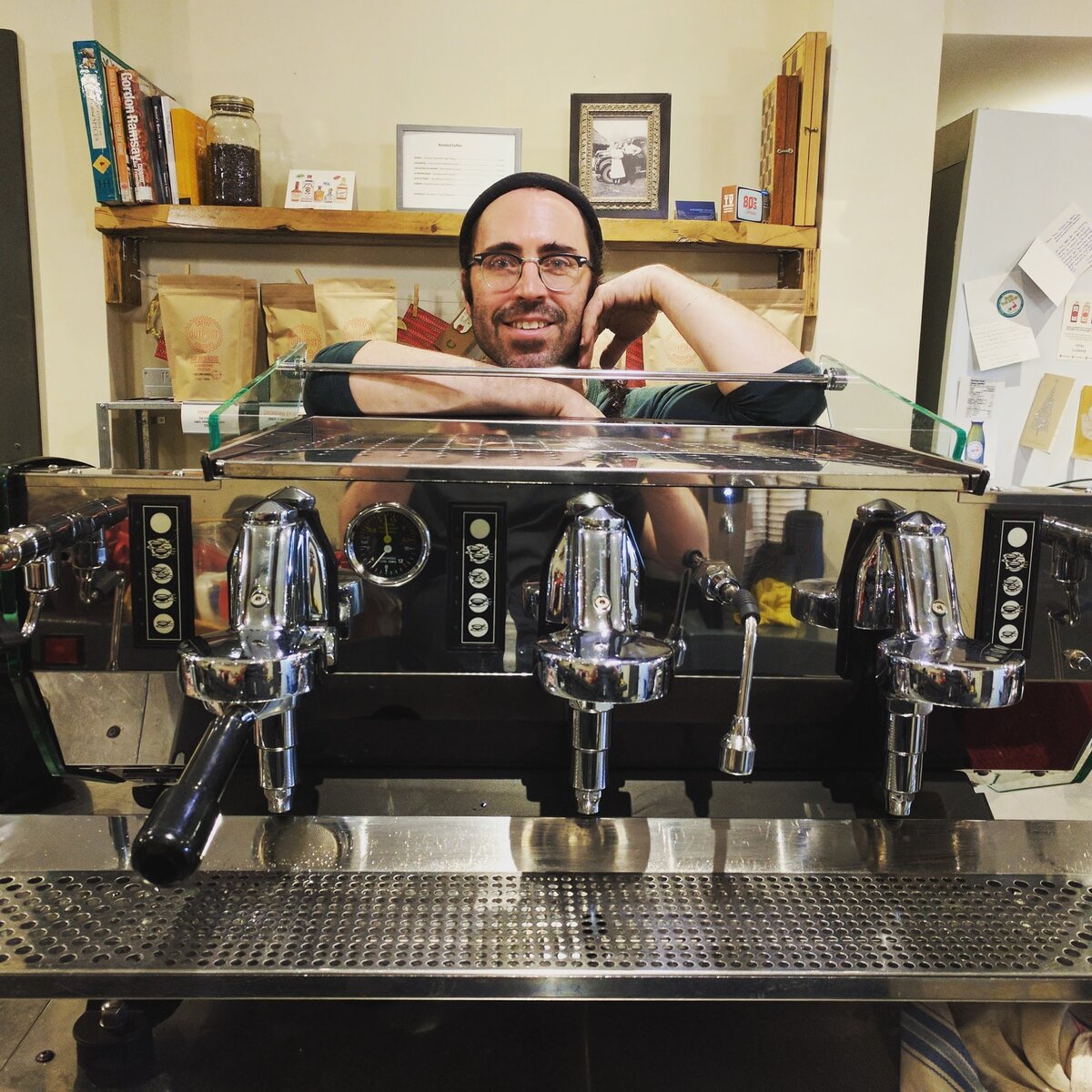 Автор текста Дэвид миллер с недавно отремонтированной кофемашиной. ©Adam LeBlanc 