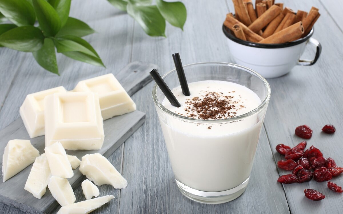 Горячее молоко с корицей может стать вашим любимым осенним напитком, благодаря своему вкусу и полезным свойствам.