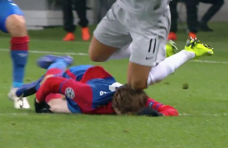 В момент столкновения игрок ЦСКА уже лежал на газоне спиной к сопернику. 