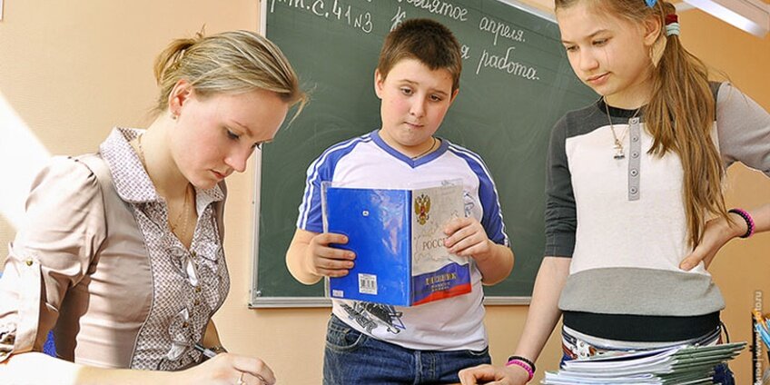 Перед тем, как высказывать претензии, родителям стоит разобраться с ситуацией  самостоятельно и учесть все факторы. Например, иногда дети незаслуженно критикуют учителей, потому что это оправдывает их плохую оценку. Фото: educatory