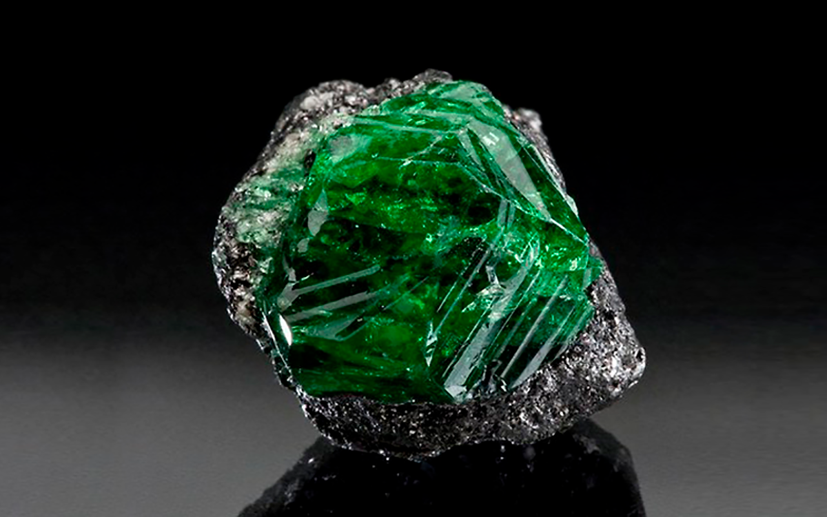 идеальный изумруд. изумруд рубин турмалин берилл аквамарин. гранат цаворит. L1676 изумруд. смарагд изумруд.