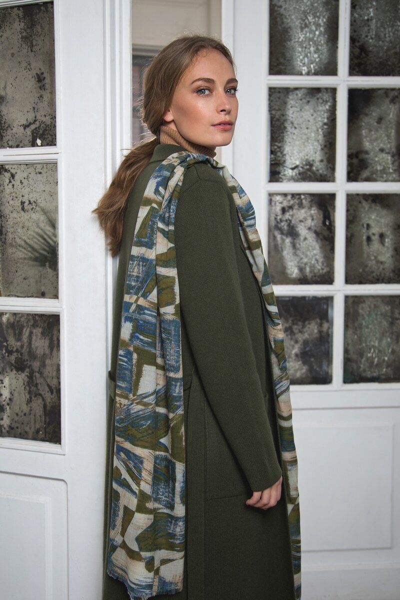 У тех, кто следит за модными тенденциями в этом сезоне, совершенно точно есть несколько шелковых платков и палантинов, уж мы-то знаем!