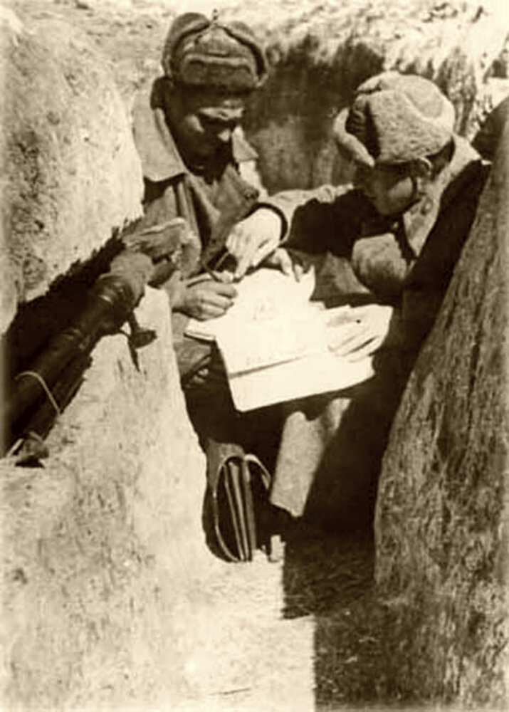 Бронебойщики в окопе. Хорошо видно углубление для хранения 14,5-мм противотанкового ружья ПТРД.