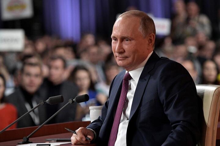 В эти минуты проходит итоговая пресс-конференция Владимира Путина. В числе тех, кому удалось задать вопрос главе государства - журналист газеты "Хакасия" Юрий Абумов.  
    "Не секрет, что выборы во многих регионах прошли напряженно и эмоционально. В результаты протестного голосования к власти пришли кандидаты от оппозиционных партий. Как вы думаете, почему это произошло. Почему, вопреки установленной вами же традиции, вы до сих пор не встретились с ними? Высказывались опасения, что регионы будут лишены финансирования", - прозвучали вопросы от представителя Хакасии. 

Президент заверил, что любому избранному руководителю региона будет помогать, насчет финансирования просил не переживать. 

    "Даже странно, что этот вопрос возникает", - сказал президент.

    "По поводу встреч. Только что завершились выборы во Владивостоке, поэтому и встреч не было. Они будут. Причем намечены на следующей неделе, у нас Госсовет будет. Я уже дал поручение администрации, будет проведена отдельная встреча с вновь избранными главами регионов", - заверил ВВП. 

    "Это не первый случай, когда у нас на выборах побеждают представители оппозиционных партий. Ну и что? Они работают нормально.Я в партиях не состою, я создавал "Единую Россию" - это правда, но президент не состоит ни в каких партиях. Для меня главное - чтобы люди в регионах чувствовали, что жизнь меняется к лучшему", - сказал Путин и пообещал, что будет помогать любому избранному главе региона. 

    "На самом деле, если они приняли решение в отношении конкретного человека, не представляющего партию "Единая Россия", ну и что? Это их выбор. Всячески буду только помогать любому избранному руководителю региона. Вопрос только в том, чтобы сам вновь избранный руководитель региона оказался на высоте, был в состоянии исполнить те предвыборные обещания, которые он людям дал", - предостерег президент.

Полный ответ ВВП опубликован каналом "Хакасия.Дебаты".