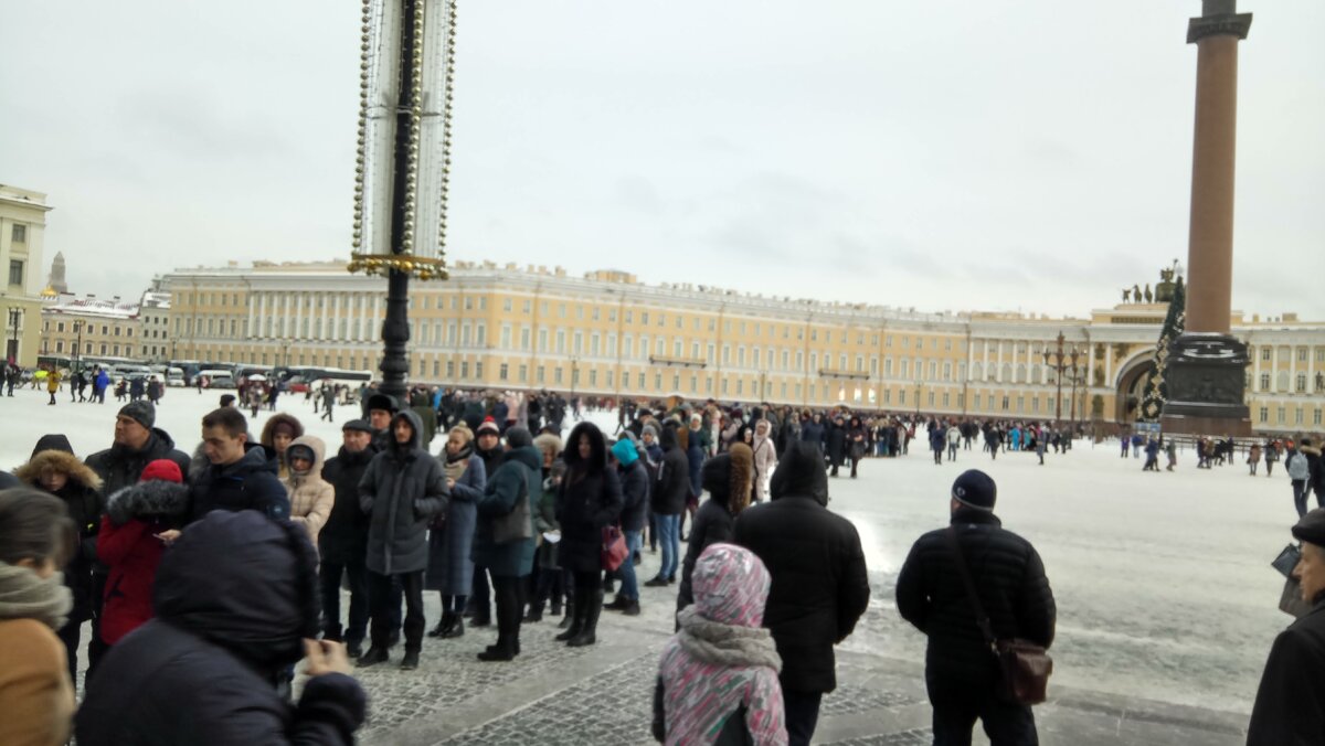 Очередь в Эрмитаж в этот умеренно зимний день