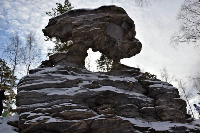 Скала крылья дракона - одна из самых известных скал в окрестностях Слюдорудника.