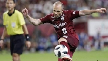 Фото: vissel-kobe.co.jp34-летний полузащитник, выступающий нынче за японский клуб «Виссел Кобе», выложил в сети фото, на котором он вместе с семьей и друзьями отмечает Рождество. 
