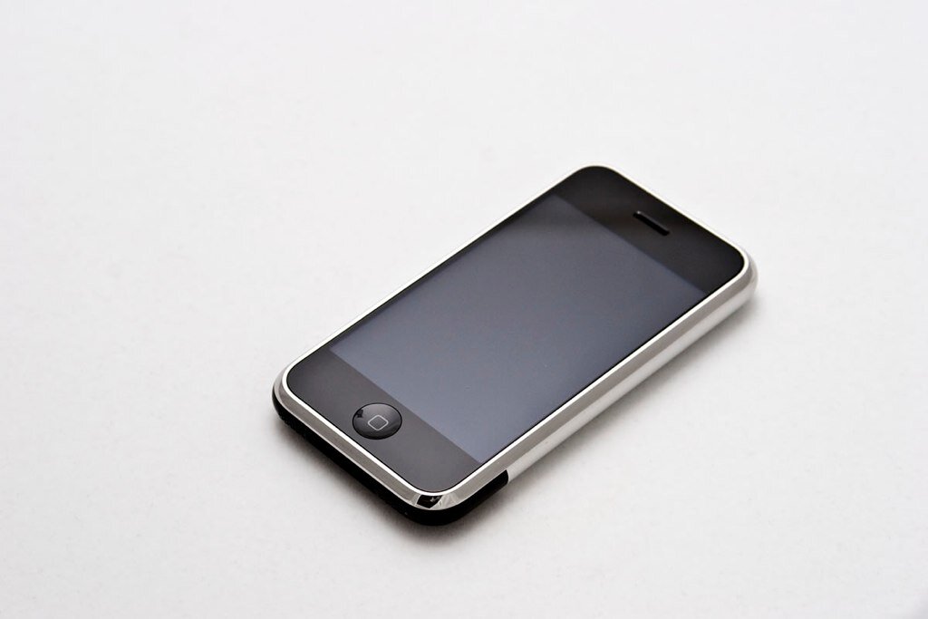 Самый первый iPhone 2007 года. 