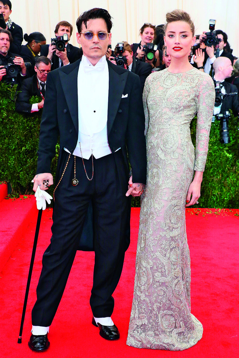 С ЖЕНОЙ, АКТРИСОЙ ЭМБЕР ХЕРД НА БАЛУ ИНСТИТУТА КОСТЮМА В НЬЮ-ЙОРКЕ, 2014.