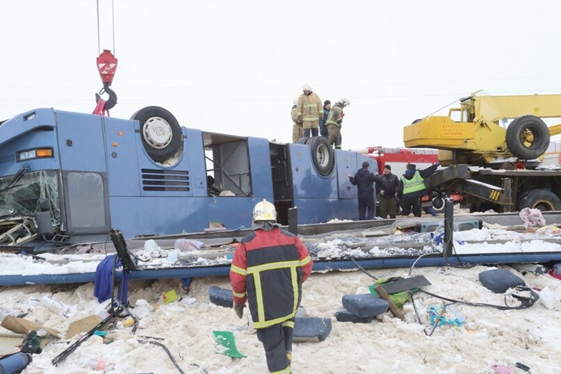 Крышу автобуса вдавило внутрь, стёкла лопнули, и почти все, кто был в салоне, оказались зажатыми. Спасательная операция длилась несколько часов. Фото пресс-службы УМВД по Калужской области