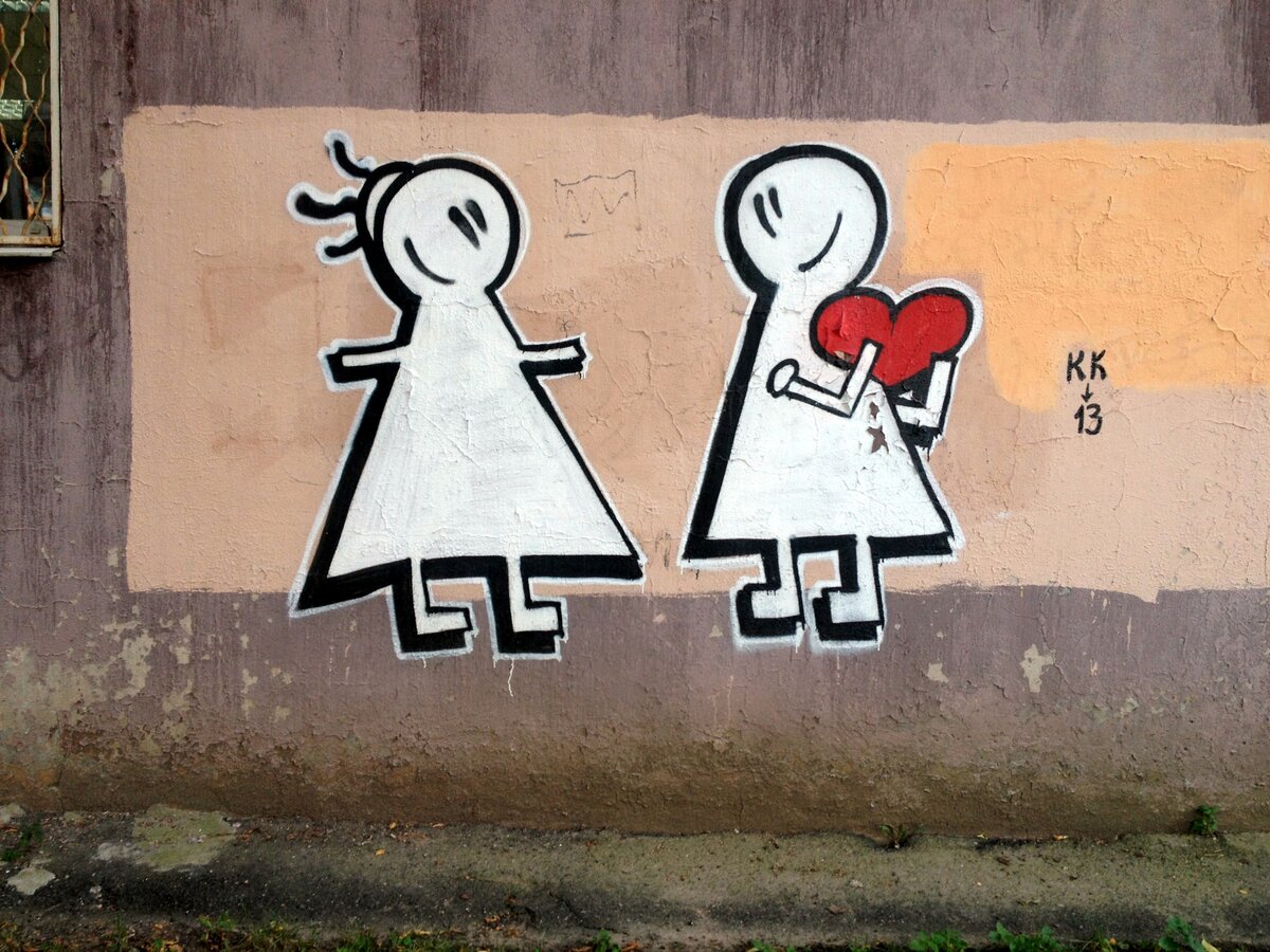 Что делает человечек: дарит своё сердце, прячет или забирает чужое?))