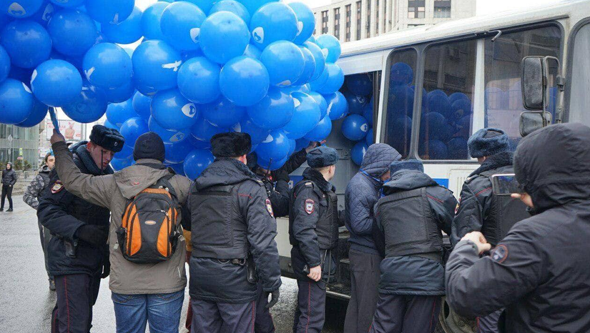 задержали за синие шарики.