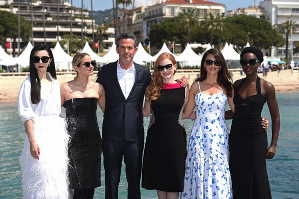 Режиссер - Саймон Кинберг с актерским составом фильма "355". 