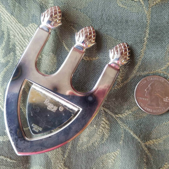 Подставка для ложек, крепится на кастрюлю. 