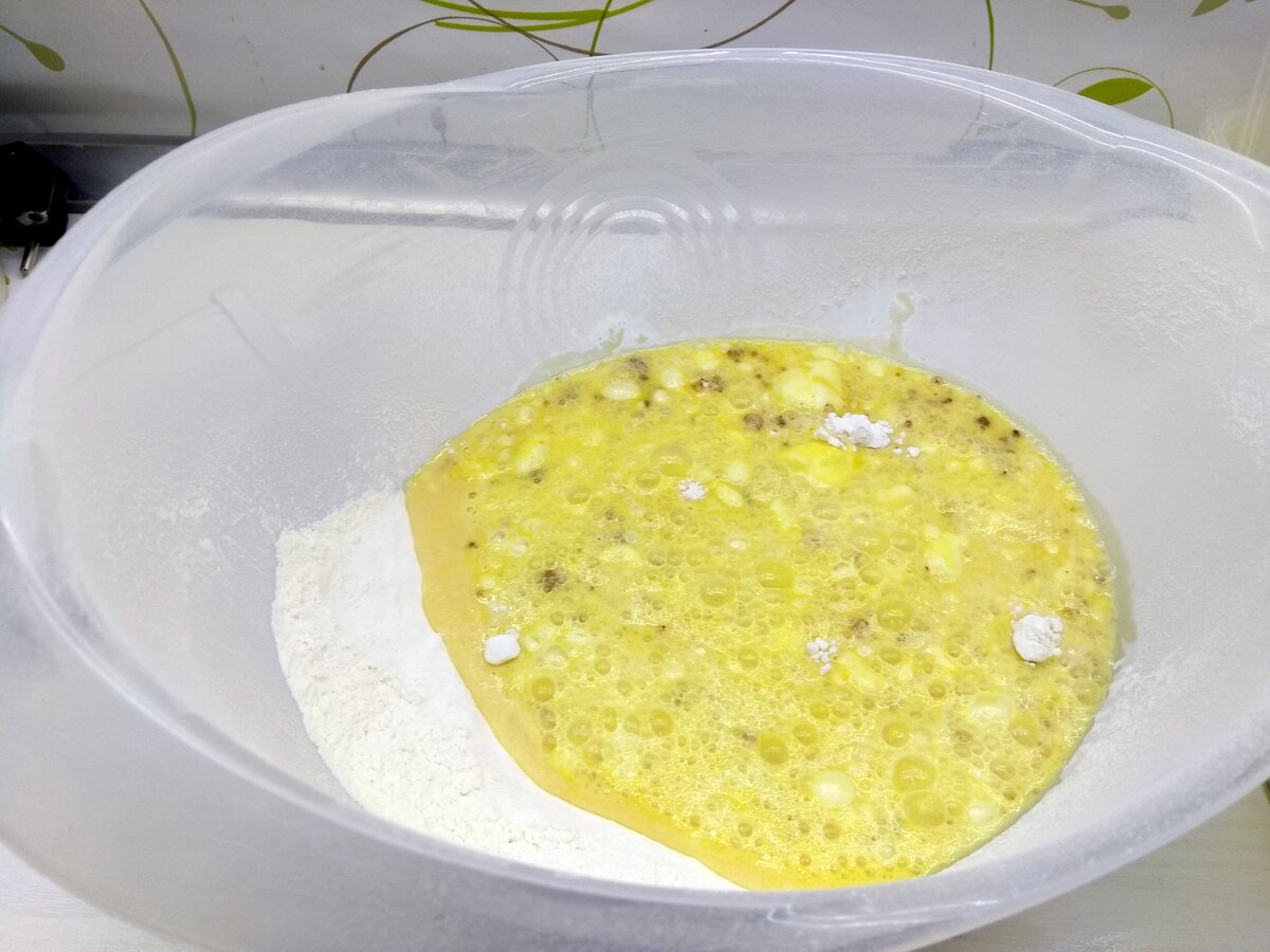  Смешать жидкие и сухие ингредиенты, размешать тесто лопаткой. 