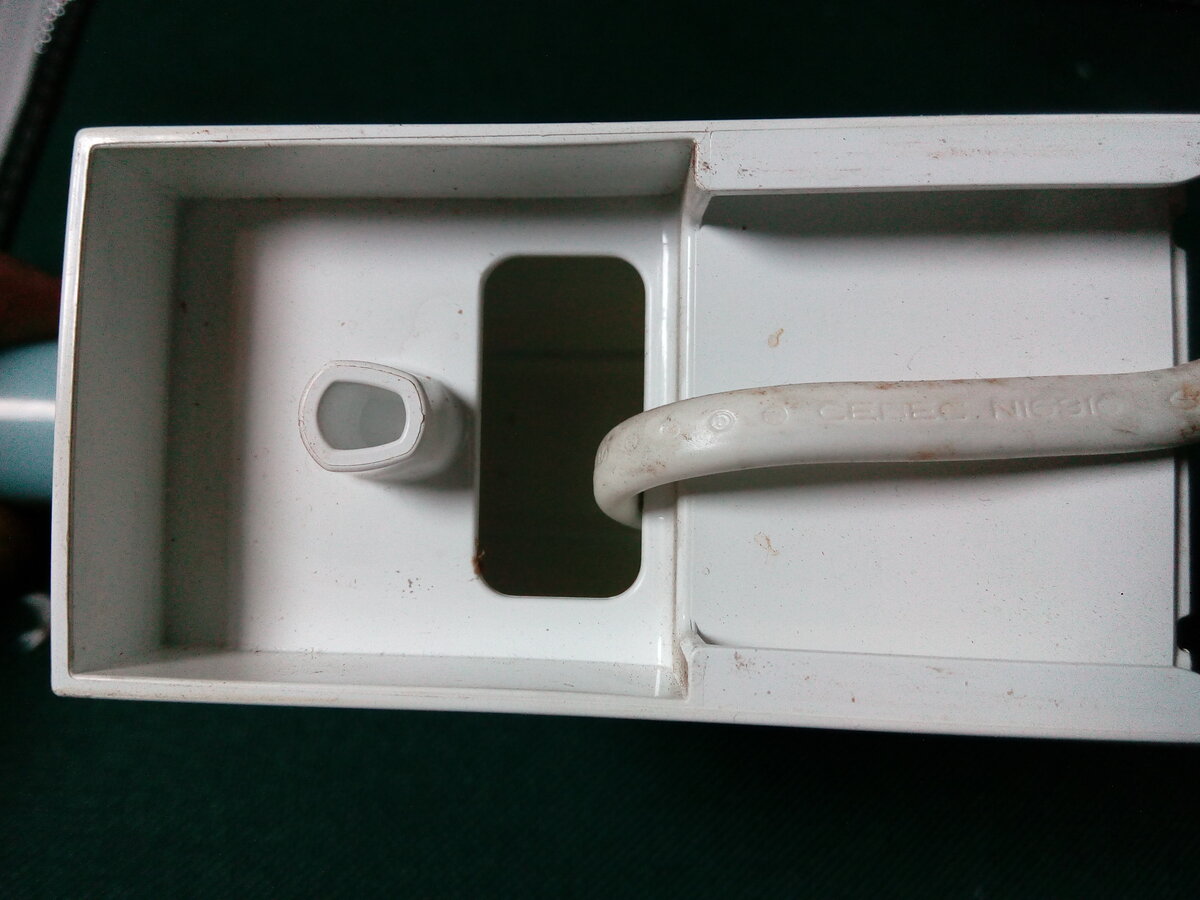 Чтобы добраться до внутренностей агрегата, надо перевернуть зарядную станцию и обнаружить на обратной стороне выступ, на который надо поставить щетку и повернуть на четверть оборота.