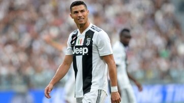 Фото: juventus.comКак сообщает La Gazzetta dello Sport, сегодня, в четверг 28 марта, 34-летний форвард прошел дополнительное медобследование. Клуб оглашать его результаты не намерен. Однако источник уверен, что Роналду точно пропустит два ближайших поединка Серии А – против «Эмполи» (30 марта) и «Кальяри» (2 апреля), а также, вероятно, первый четвертьфинальный поединок Лиги чемпионов против «Аякса» (10 апреля).
