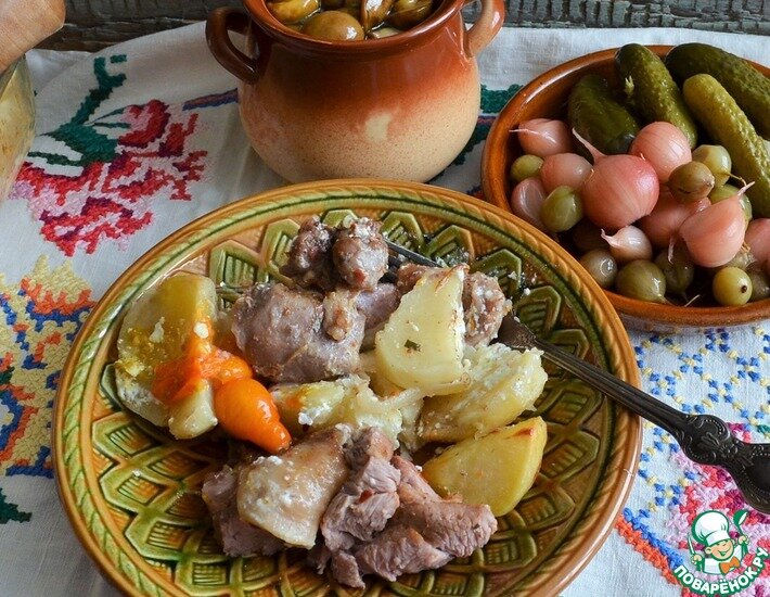 Мясо индейки не только полезное, но и очень вкусное, если приготовить его сочным. А именно таким оно и получится по этому рецепту. И, самый беспроигрышный гарнир, картофель. Легко и вкусно. Угощайтесь.