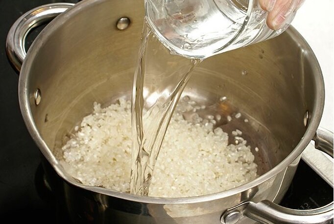 Рис после варки увеличивается. Промыть рис. Пропаренный рис промывают. 3/4 Стакана панировочных. Как промыть рис.