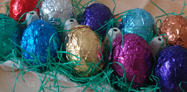 Красим и украшаем яйца к пасхе с помощью фольги