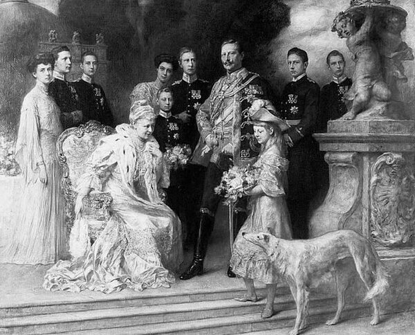 Вильгельм II вместе с семьёй.Вильгельм II (1859-1941), внук Вильгельма I по отцу, и королевы Виктории Английской по матери, получает военное воспитание и интересуется философией и религией. Он женится на принцессе Августе Шлезвиг-Гольштейнской, от которой у него шесть сыновей и одна дочь. Он умён, импульсивен, позёр, и за всем этим неуравновешен.