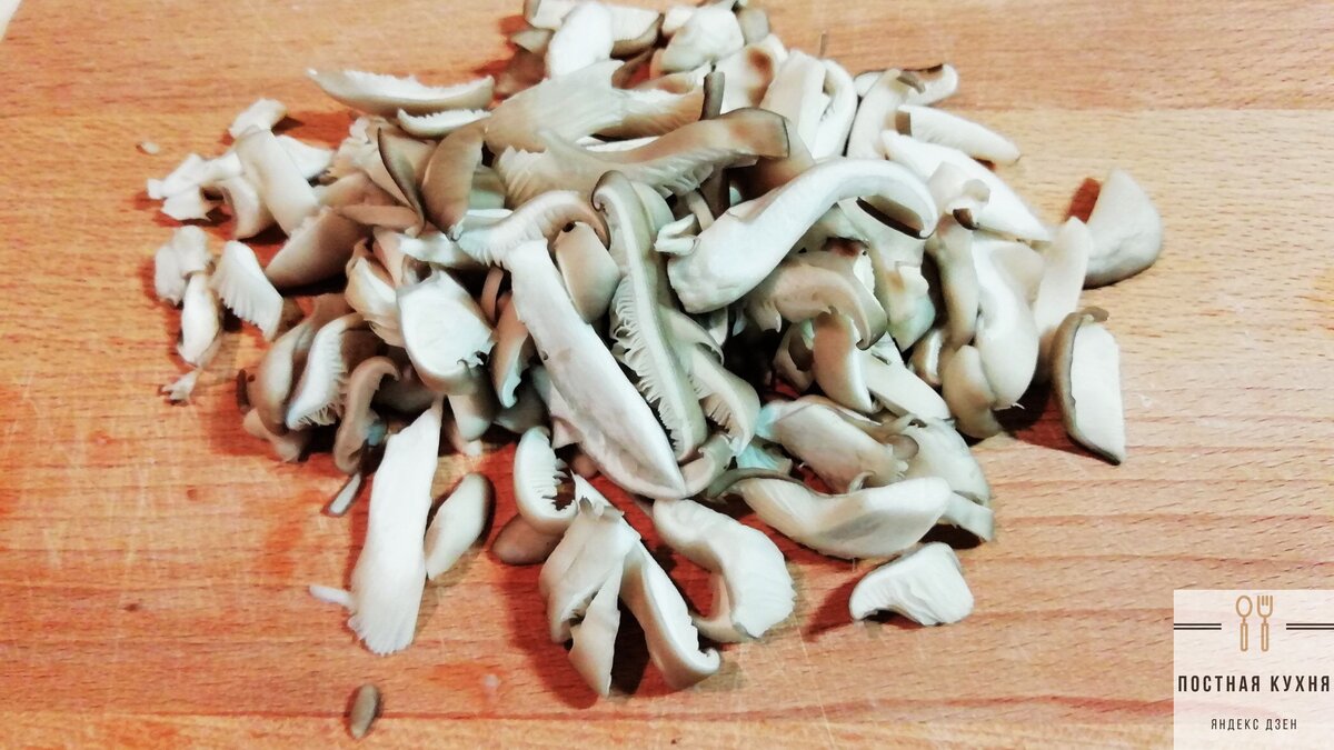 1 шаг в процессе приготовления гречневой лапши с овощами