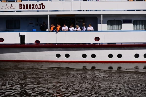 Навигацию открыли четырёхпалубные теплоходы «Лебединое озеро», «Дмитрий Фурманов» и «Константин Симонов».-2