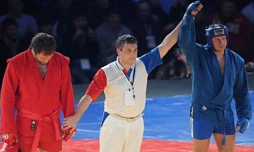 Младший брат уступил...