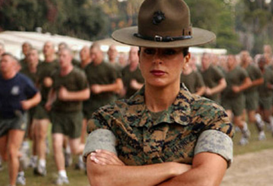 Голые женщины в армии с солдатами (53 фото)
