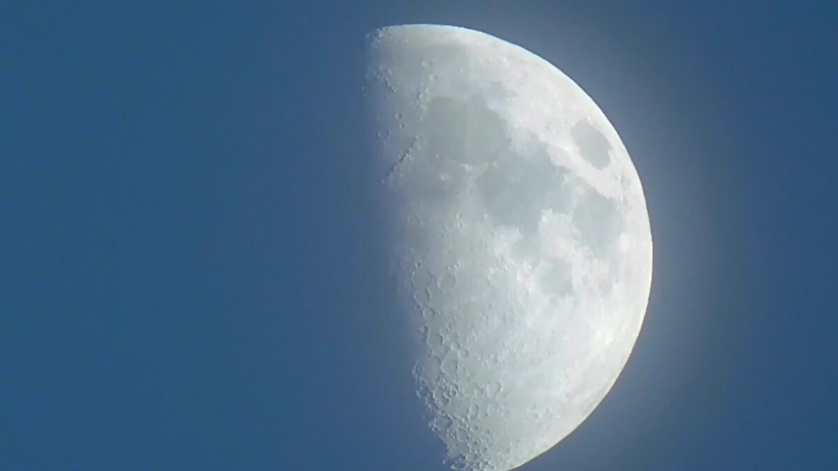 Луна на камеру Panasonic