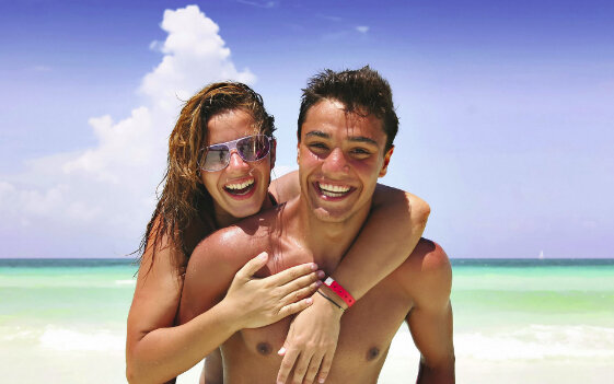 Забавная иллюстрация с медузой в воде