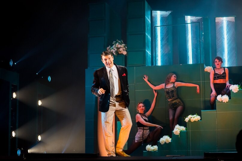 Сцена из спектакля "Средство Макропулоса"