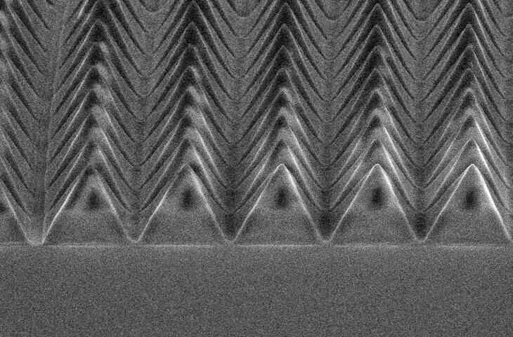 Симметричная структура под сканирующим электронным
микроскопом