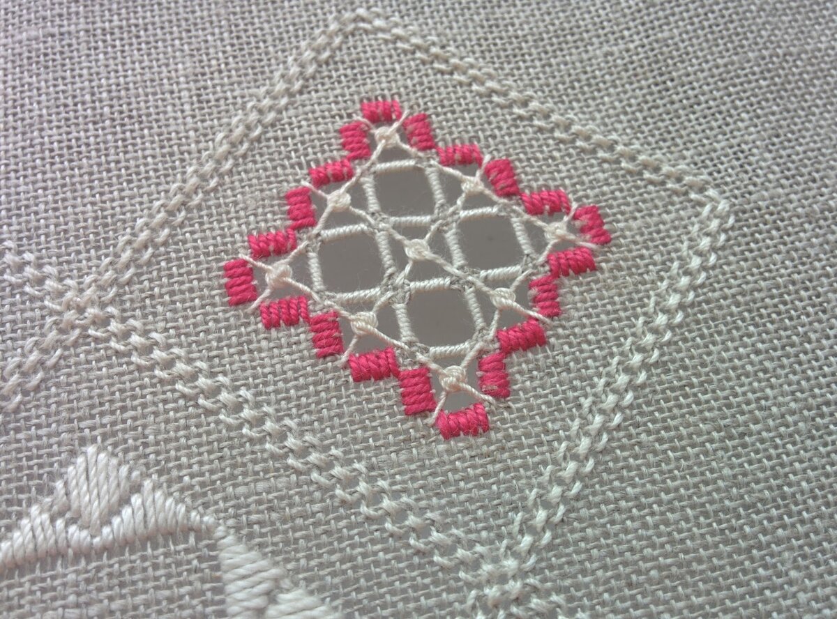 Вышитые в технике  «Паучок» - 1