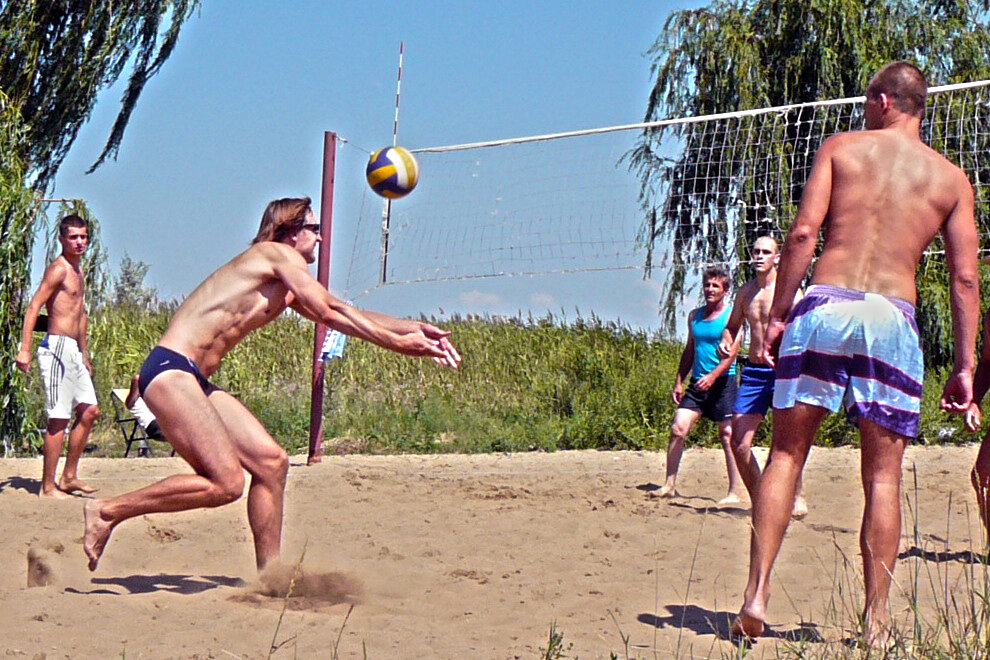 Это пляж в г. Светлодарск, Дебальцевский р-н, Донецкая обл.. Мы играем в волейбол. Не хочу показывать вам фото негативных моментов - пусть лучше зло пожирает само себя.