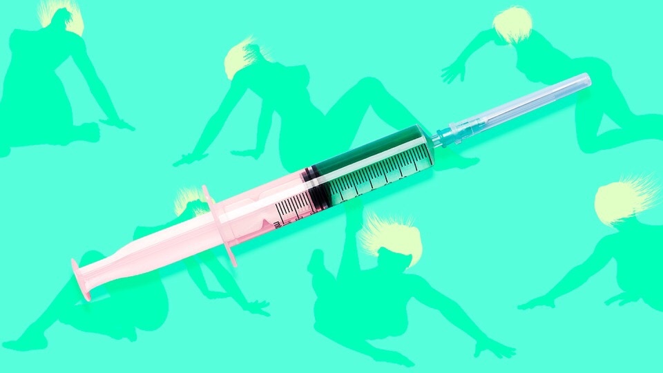 
FDA США в пятницу, 21 июня, одобрило продажу нового препарата — так называемой женской виагры, — несмотря на скептический настрой медицинского сообщества.

«Есть женщины, у которых по неизвестным причинам снижено сексуальное влечение. Это состояние вызывает дистресс. Такие женщины могут извлечь выгоду из безопасного и эффективного фармакологического лечения», — заявила Хилтон Джофф, директор Центра оценки лекарственных средств FDA.

Новое лекарство выпускается под маркой Vyleesi, оно также известно как бремеланотид, или «лекарство Барби». Это синтетический гормон, активирующий ключевые рецепторы мозга, которые задействованы в сексуальных реакциях. Препарат снижает «торможение» и повышает нервное возбуждение.

Vyleesi вводят путем инъекции, с помощью устройства в виде ручки. Женщины могут применять «виагру» самостоятельно в периоды, предшествующие менопаузе, при сниженном половом влечении.

В компании — производителе нового лекарства, AMAG Pharmaceuticals Inc., рекомендуют делать укол за 45 минут до «ожидаемой близости».

Между тем FDA признает, что механизм действия Vyleesi в мозге все еще не известен. Поэтому женщинам рекомендуется не принимать более одной дозы в течение 24 часов — или не делать более восьми уколов за месяц.

Однако сниженное сексуальное влечение может быть сигналом негативных психологических процессов, в том числе стресса, который нужно лечить, а не притуплять его симптомы лекарствами. В связи с этим некоторые специалисты настаивают, что необходимы дополнительные исследования Vyleesi, а FDA, по их словам, даже не созвало консультативную группу, прежде чем дать зеленый свет продажам лекарства.

«К сожалению, FDA решило одобрить этот препарат, несмотря на скудные данные и полное отсутствие информации о безопасности его длительного применения», — отметила Диана Цукерман, президент Национального центра исследований в области здравоохранения.

В 2015 году FDA США уже давало добро на производство другого препарата, повышающего сексуальное влечение у женщин, — флибансерина. Тогда клинические испытания также не доказали его действие.