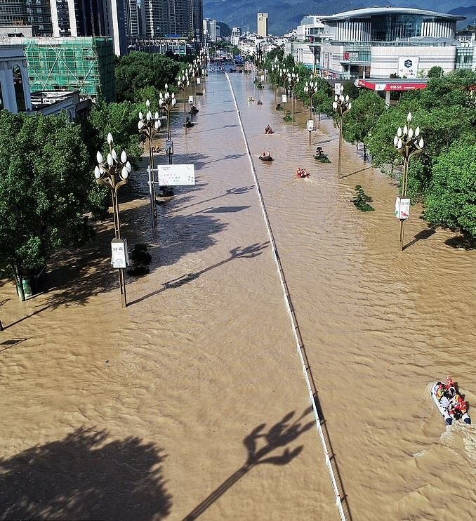 По меньшей мере 33 человека погибли и 16 остаются пропавшими без вести после того, как тайфун Лекима обрушился на побережье Шанхая на юге Китая.