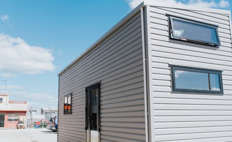 Дом обшит виниловым сайдингом