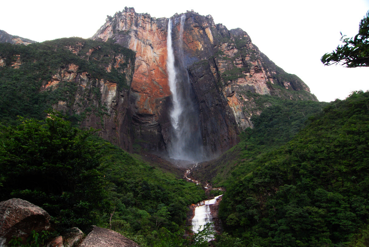 Водопады по высоте в мире. Водопад Анхель Венесуэла. Водопад сальто Анхель Венесуэла. Водопад Анхель в Южной Америке. Самый высокий водопад в мире: Анхель, Венесуэла.