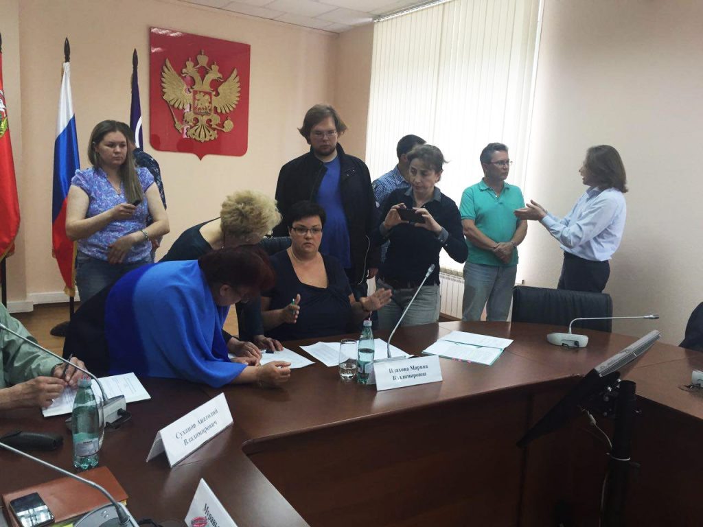 27 мая 2016 года, заседание рабочей группы по вопросам земельно-имущественных отношений, М.В. Плахова – в центре фото, источник: sovetkorolev.ru