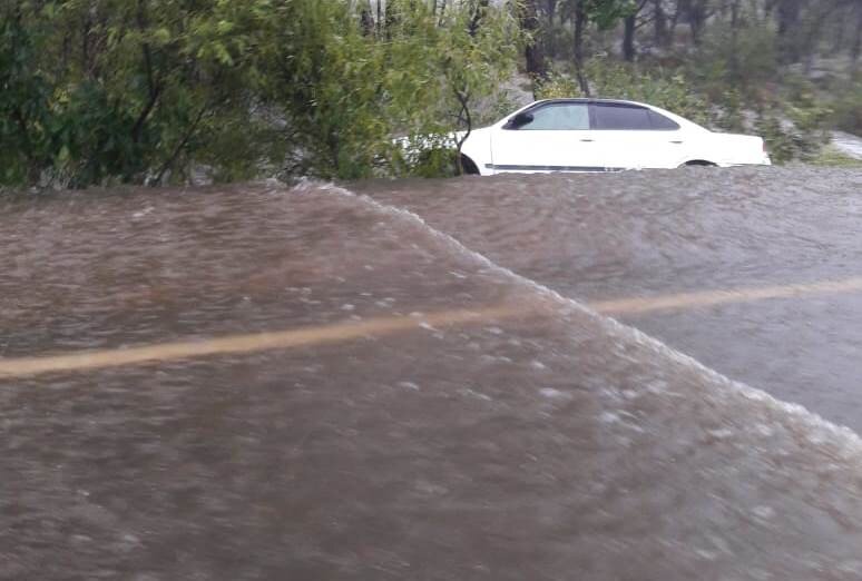 Машину смыло водой. Лачугу смыло водой. Лачугу смыло водой фото. Бирофельд ЕАО фото. Озеро дамба в с. Бирофельде ЕАО.