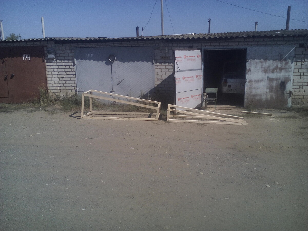 две секции собраны. Распорок и шпангоутов еще нет. на данном этапе ведется подгонка секций к стыковке (зазоры, совпадения по периметру и тд.), длина каждой секции 2 м., высота крайней с лева с левой стороны - 68см. К ней должна пристыковаться кабина пилота!