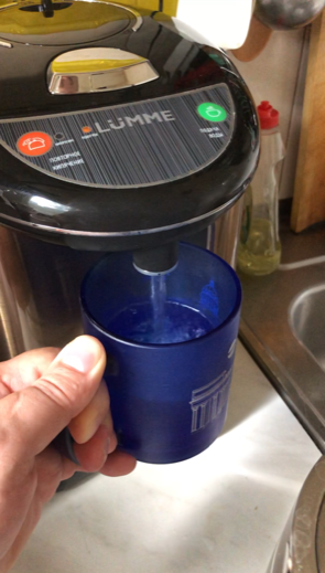 Краем чаши можно нажать вверх на кнопочку, и кипияток польётся