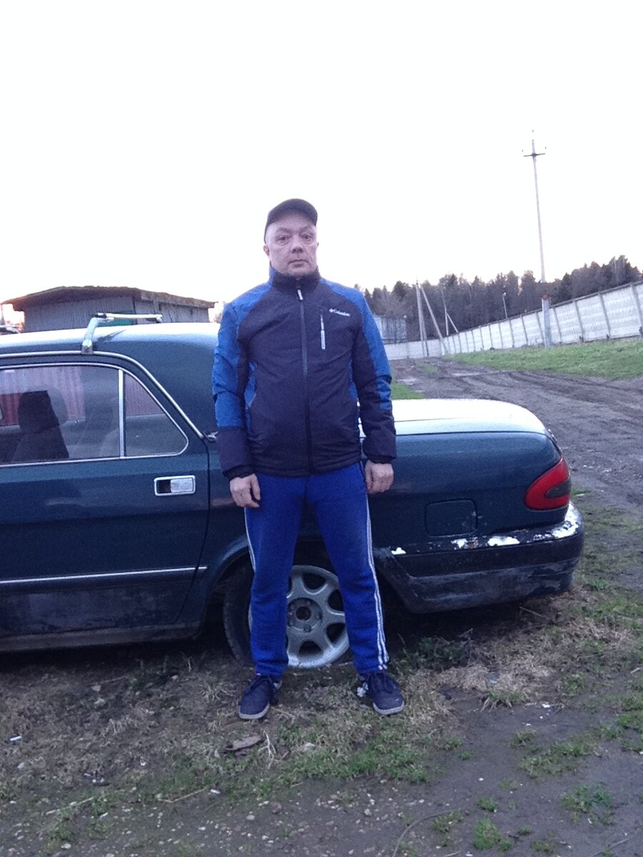 Я перед складом,сам склад за бетонным забором.