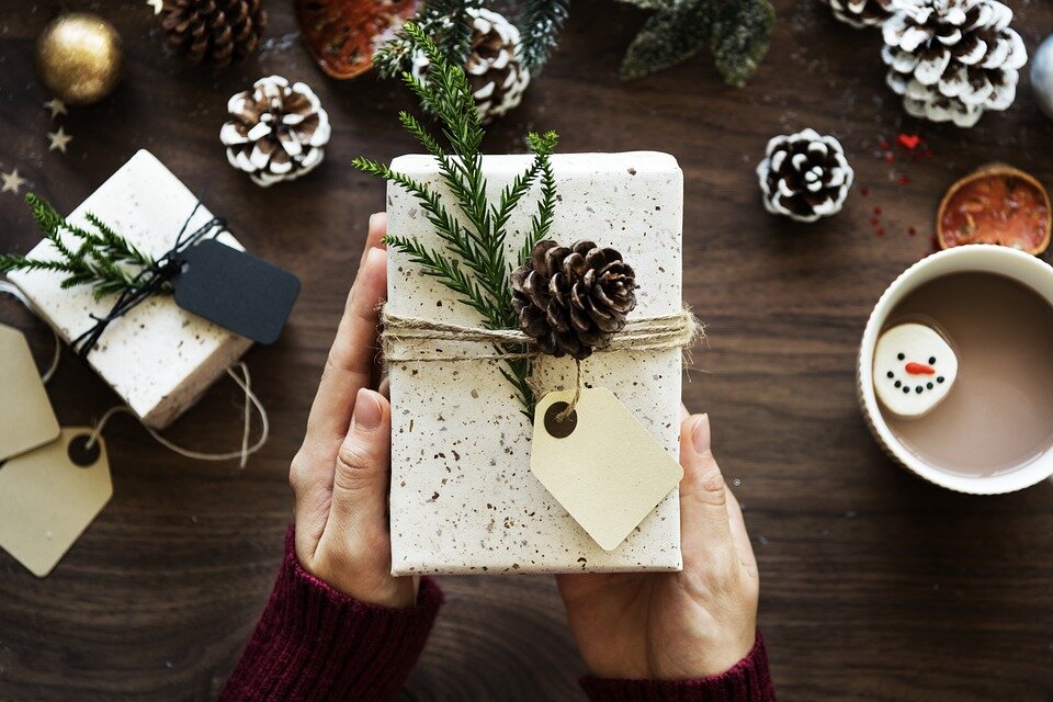https://pixabay.com/ru/photos/%D0%BE%D0%BA%D0%BD%D0%BE-%D0%BF%D0%BE%D0%B4%D0%B0%D1%80%D0%BE%D0%BA-%D0%BD%D0%B0%D1%81%D1%82%D0%BE%D1%8F%D1%89%D0%B8%D0%B9-%D1%80%D0%BE%D0%B6%D0%B4%D0%B5%D1%81%D1%82%D0%B2%D0%BE-2953722/