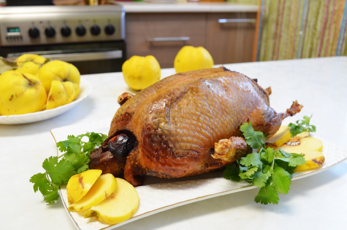 Утка получается вкусная, пропитана ароматом айвы