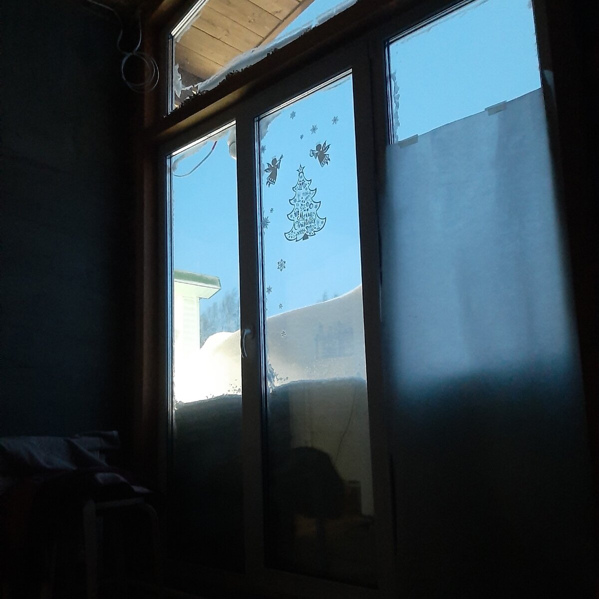 Снега намело ровно по ручку окна, а это на минуточку от уровня земли 2 метра!!! (Цоколь дома возвышается на 1 метр от земли.)