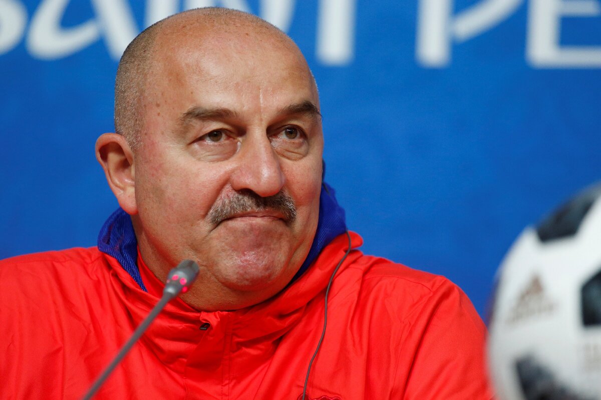 Тренерский штаб явно в размышлении. Яндекс картинки.